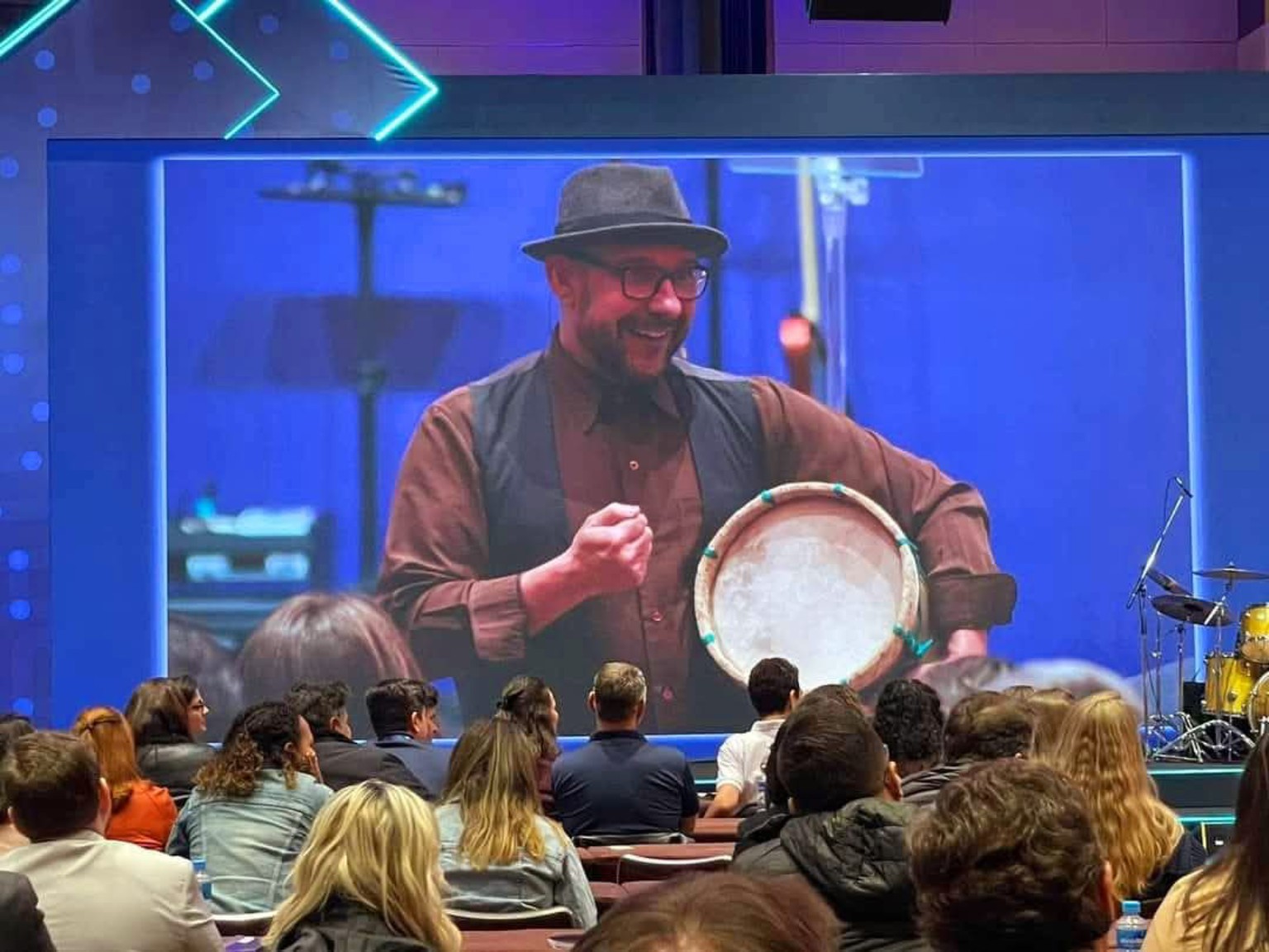 Roberto de Freitas em uma palestra para uma grande plateia