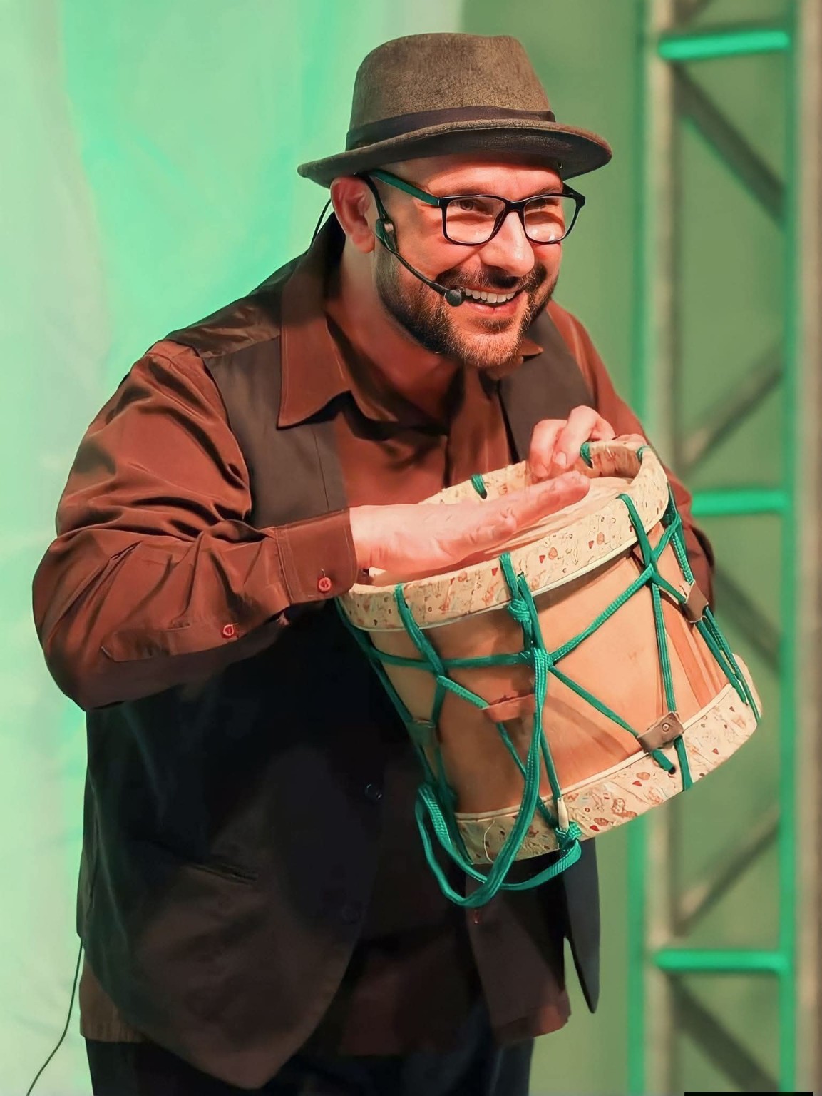 Roberto de Freitas sorrindo com um tambor